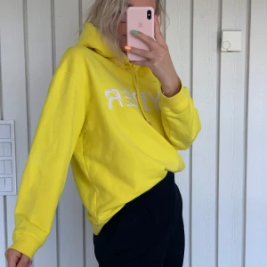 Samsoe samsoe hoddie - Väl använd men bra kvalite så den är i fint skick. Storleken är L men som ni ser på bilden är den som M. 50kr i frakt tillkommer! ❤️