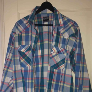  - Färgglad skjorta från wrangler, säljer då den inte kommer till användning längre💗