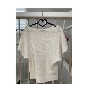 Vit skön tröja  - Vit trendig tröja från Gina Tricot. Jag har en till liknande och därför säljer jag denna ✨💞 vet inte varför bild 2 blev så gul men den ser iaf ut som på bild 1 💞