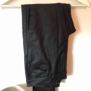  - Ett par tajta skinnbyxor (inte äkta skinn) från Vero Moda i strl L men skulle säga att dom är mer av en M. Dom är 30 i längden. I bra skick utan fläckar. Kan mötas i Göteborg annars står köparen för frakten på 55kr💗
