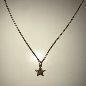 Halsband med stjärnberlock - Supergulligt modernt halsband med stjärnberlock i guldfärg⭐️💖