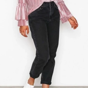 Mom jeans - Mom jeans, högmidjade från NELLY! Storlek 34/XS. 