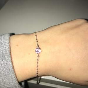 Silverfärgat armband med rosa sten💗💗