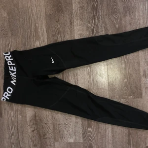 Nike Pro - Tärningstights från Nike, med ”nät” på nedre sidorna. Storlek S! Säljes för 250 kr inklusive frakt ✌🏼
