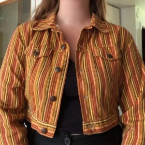 Randig jacka - Säljer nu denna underbara randiga jackan som tyvärr blivit för liten för mig. Den är kort och har två fickor på bröstet! ❤