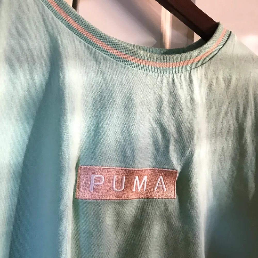 Turkos puma t-shirt men ljusrosa detaljer. T-shirten är i väldigt fint skick, ej använd mycket. Säljer den för 150 kr plus frakt 🌈. T-shirts.