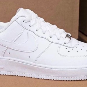 SÖKER STROLEK 39💜 - Om du säljer i storlek 39 så hör av dig.. Är dom stora i storleken förresten? ;)