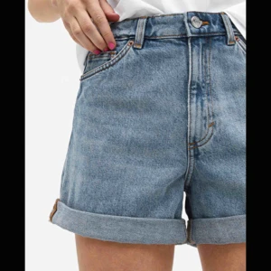  - Jeans shorts från Monki! Köparen står för frakten:)