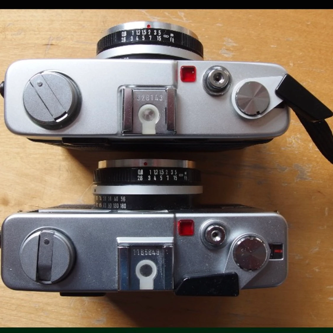 Två analoga kameror-minolta highmatic F - 90