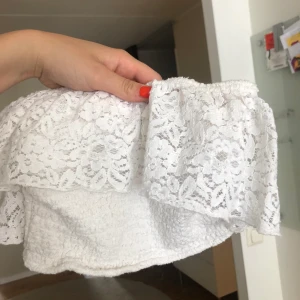 Tubtopp - Jättefin tubtopp från Hollister, fint spetsmönster runt hela. Är tyvärr för liten för mig nu, använd bara nån gång. Storlek XS, nypris 199kr.
