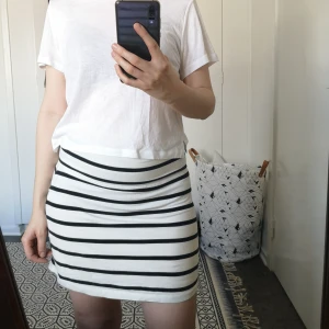 Basic kjol från gina tricot  - Basic svart, vit bomullskjol som är ett bra basplagg i sommar. Passar både XS och S. Köparen står för frakt. 