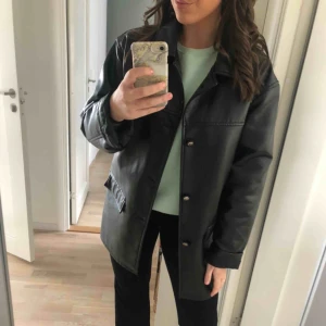  - Intressekoll på denna assnygga vintage jackan. Materialet är i läder/skinn imitation och jackan sitter oversized på mig som vanligtvis har storlek M. Pris kan självklart diskuteras! 