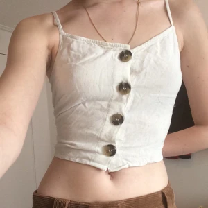 Sött sommarlinne - Jätte mysigt linnen till sommare! Jag cbrukar har det med en toffs där bak som på första bilden men jätte fint utan också. Strl 36 men funkar ju för mindre å större ocksåå <3