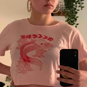Tshirt  - Snygg och söt Crop top som tyvärr inte kommer till användning längre:( storlek XS men passar även oss som är S-M. Bra skick!! Köpare står för frakten.