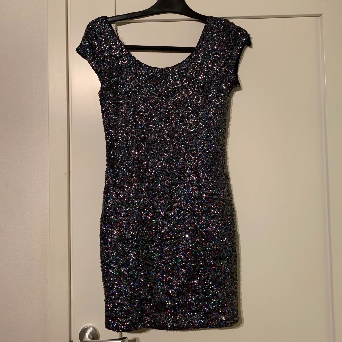 Snygg paljettklänning