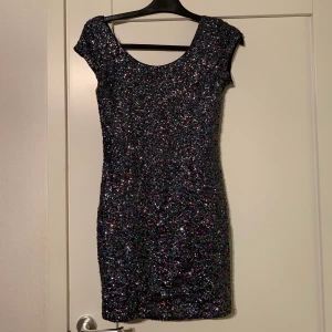 Snygg paljettklänning - Snygg glittrig paljettklänning ifrån HM i storlek 38! Jättesnygg festklänning! Köparen står för frakten
