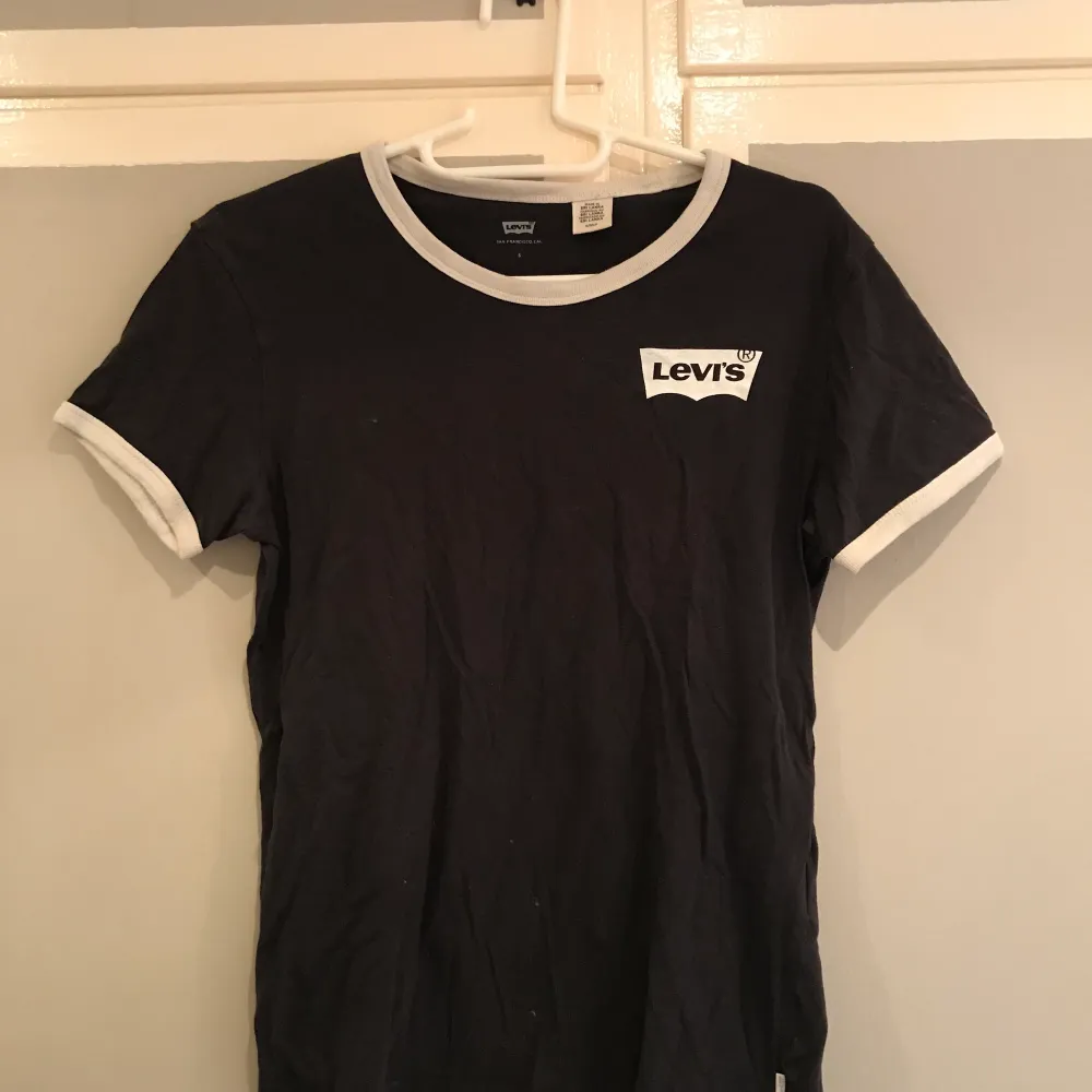 Levis T-shirt i strl S, knappt använd och säljer pga använder ej! Pris+ frakt står du för själv ☺️💗 . T-shirts.