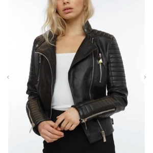Chiquelle moto jacket black - Chiquelle moto jacket black storlek 38💗 jätte fin men kommer tyvärr inte till användning. Frakten ingår i priset👌🏼💓 