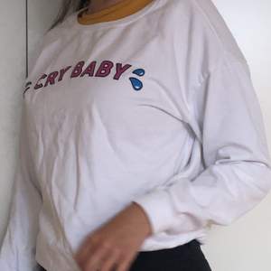 En vit sweatshirt med ”Cry Baby”-tryck. Knappt använd. Lite skrynklig men jag stryker den innan den säljs 🥰😛 Frakt ingår ej! Kan diskutera pris osv ❤️