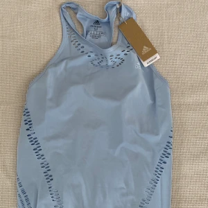 Adidas ljusblått träningslinne  - Helt nytt och oanvänt träningslinne från Adidas i fin ljusblå färg. Frakt tillkommer <3