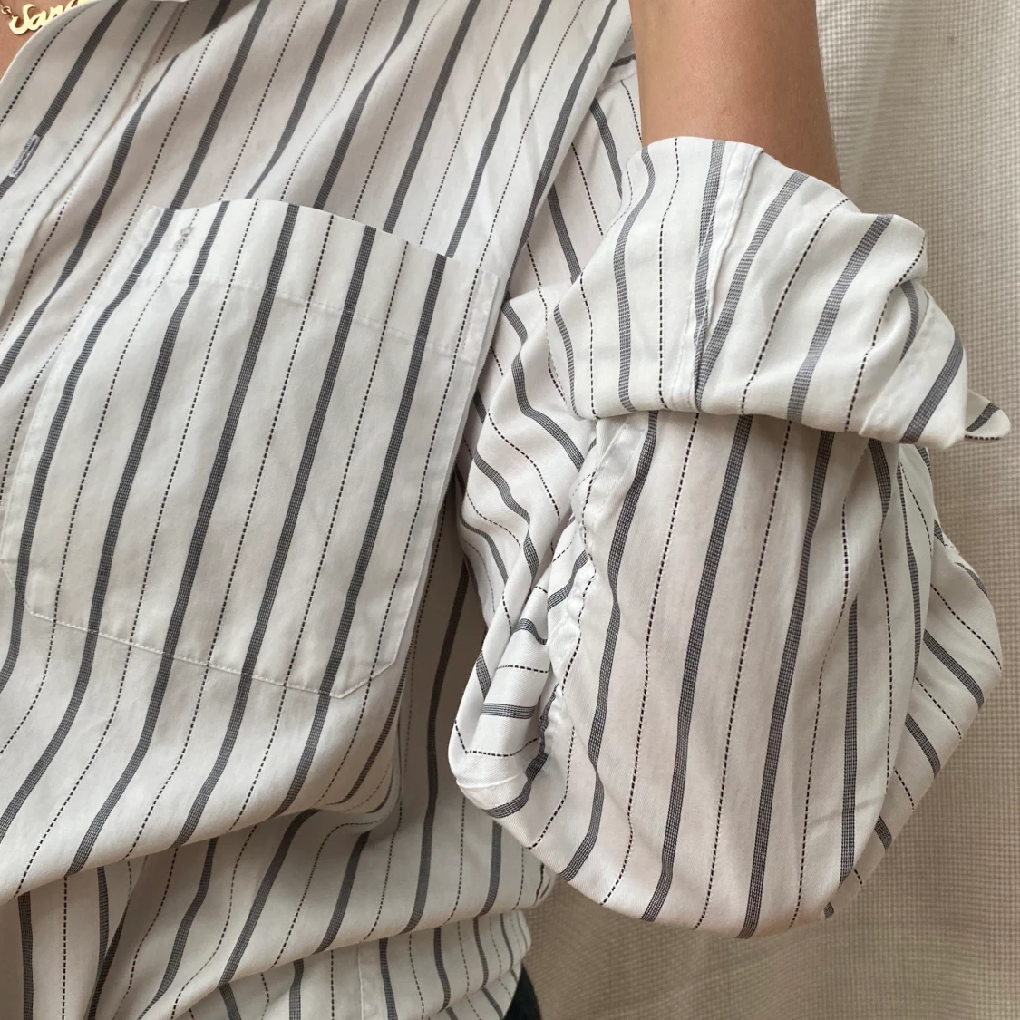 Vit/randig skjorta  - 91