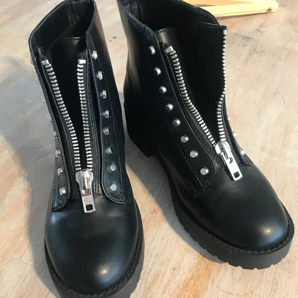 Populära boots med dragkedja, aldrig använda men har tagit bort prislappen så kan ej returnera :/ köparen står för frakt/eller möts upp i Malmö. Skor.