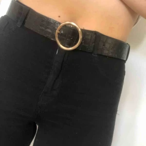  - Bälte med ormskinnsmönster (självklart fakeläder) använt 3-5 gånger. Köparen står för eventuell frakt 🥰