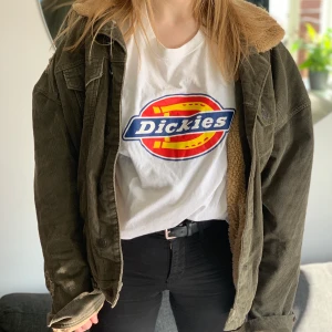 MANCHESTER ZARA JACKA - Snygg jacka från ZARA - på miljön ska vi SPARA? K Ö P 👌🏻 Kolla gärna mina andra sjuka annonser med snyggaste kläderna ✌🏼