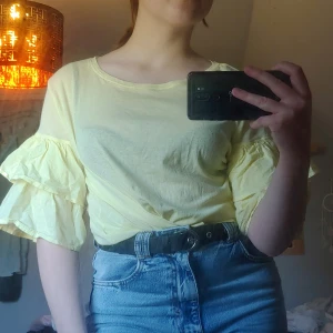 Pastellgul topp - Supersommrig tröja i jätteskönt material!✨🦋