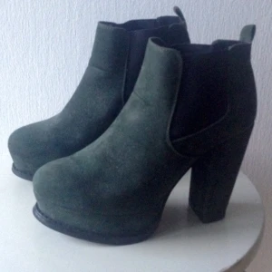  - Ursnygga mörkgröna boots, endast använda 1 gång pga fel storlek. Bekväma och mjuka, klack ca 10 cm med platå under tårna på några cm. Mockaliknande material. Svårt att återge den snygga färgen på bilderna, tänk smaragdgrön! 💎