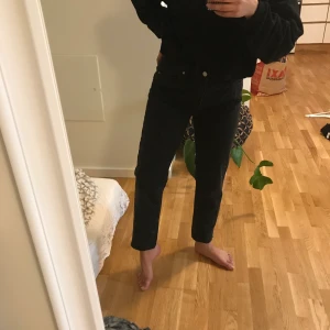 Gråsvarta Mom jeans. S - Oanvända. Gråsvarta Mom jeans. Klippta nedtill dock! Storlek S. Hög midja. 