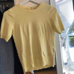 - Stickad T-shirt från zara, du står för ev. frakt 🥰 säljer också en likadan i beige