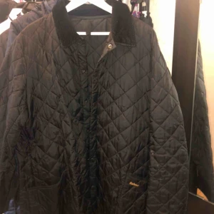  - Säljer en barbour herrjacka, den är mer en höstjacka, i nyskick sitter super fint på, möts upp i Göteborg eller står köparen för frakt 