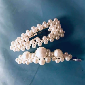  - Nya hårspännen /öppnade endast för visning.  Spännen med sötvattens pärlor * levereras i en  snygg glittrig tyg etuiet. Bjuder på porto. *Snabb leveranstid:1-3 vardagar. 