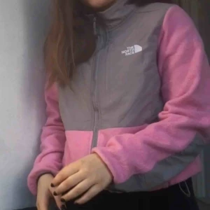 - rosa north face fleece, knappt använd, superfint skick!!!