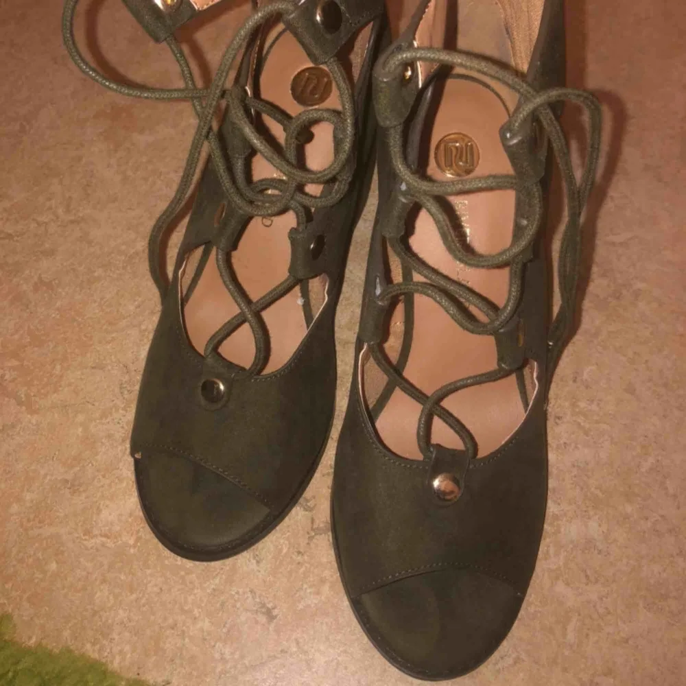 New Khaki Strappy heels from river island . Skor.