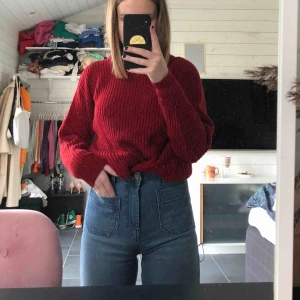  - En fin stickad tröja i vinrött från mango. Använd ett par gånger, fin i ryggen!🤩 Möts antingen upp, eller så tillkommer frakt. 