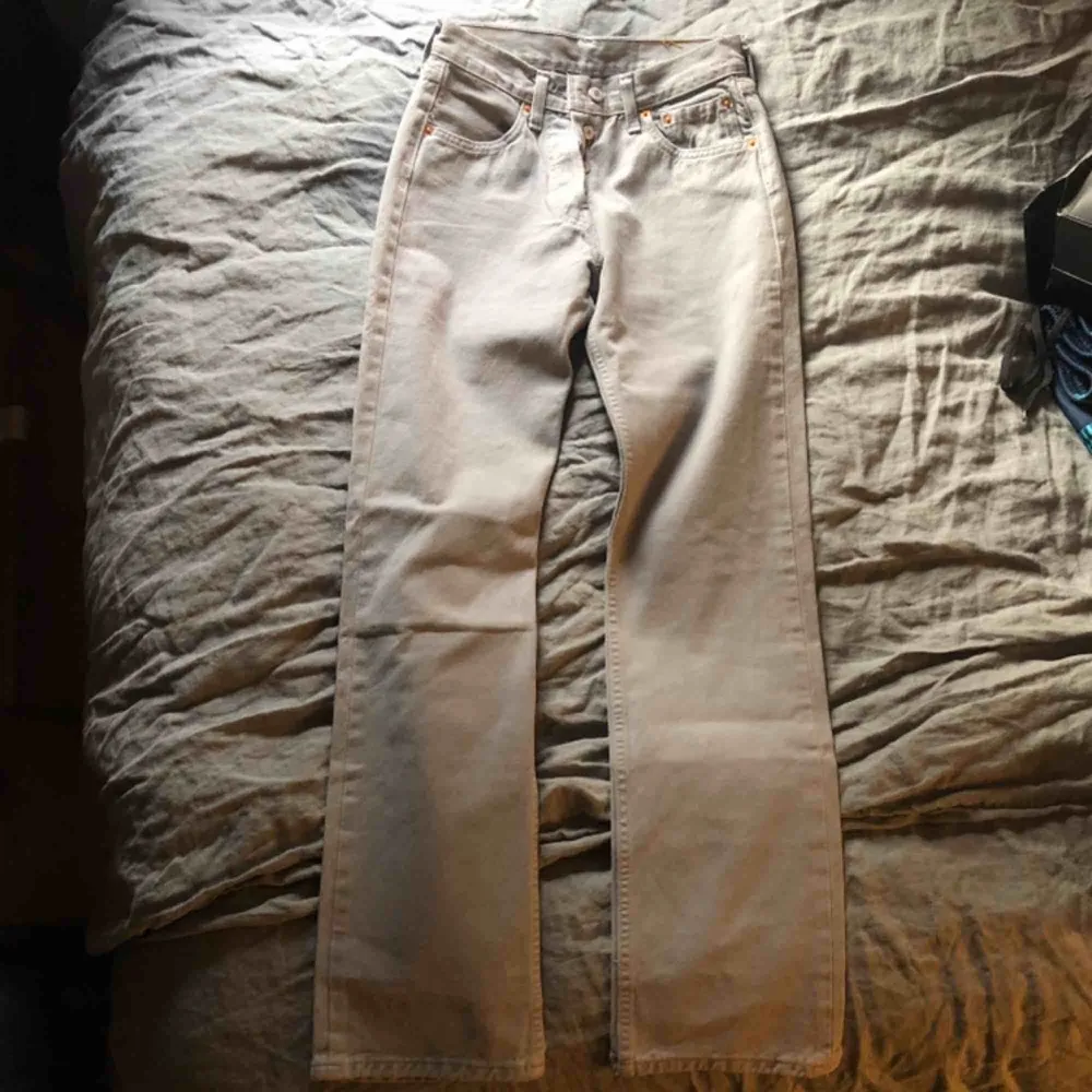 Säljer mina levi’s 501 jeans som tyvärr har blivit för små på mig. Gott skick utan skavanker! Bud på: 350kr inkl frakt🥰. Jeans & Byxor.