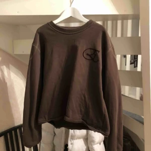  - Säljer denna bruna söta tröjan i storlek M (den är avklippt) 