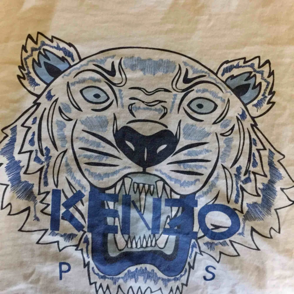 Kenzo tröja, vet inte om den är äkta eller fake..väldigt fin iaf och i bra skick 💗 Storlek 152 med passar XS och S kvinnostorlek. ((Om nån vet om den är äkta eller fake kan ni väl skriva 🥰)). T-shirts.