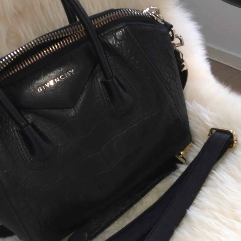 En super fin Givenchy väska i äkta skinn, super fin kvalite och är  nästan identisk mot orginalet❤️hör av er vid intresse. Nypris 1200kr. Kunden står för frakt🤝. Väskor.