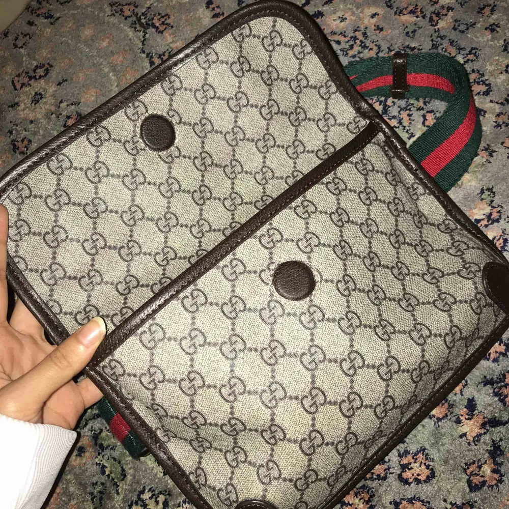 Gucci midjeväska (oäkta) AAA+ kopia, använt flertal ggr, mycket bra skick & material. 27cm bredd, 18cm längd.. Väskor.