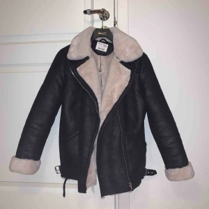  - Köpt denna bikerjacka second hand men har ej blivit använd pga för kort i ärmarna för mig tyvärr, SÅ synd. Är barnstorlek 164 på jackan men sitter som en XS! Perfekt skick, varm och fodrad. Möts i Stockholm eller skickar och då tillkommer frakt ✨