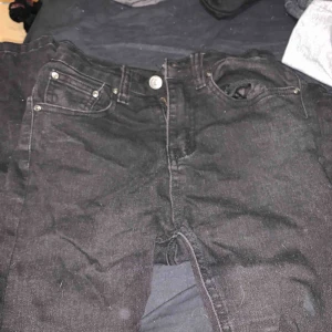  - Skit snygga bootcut jeans! Använda fåtal gånger men syns inte! Köpta på tessie! Väldigt korta, passar mig 157cm!  200kr ink. Frakt 50kr