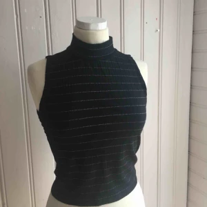  - Croptop med glittriga ränder  Stl M men passar även en S 