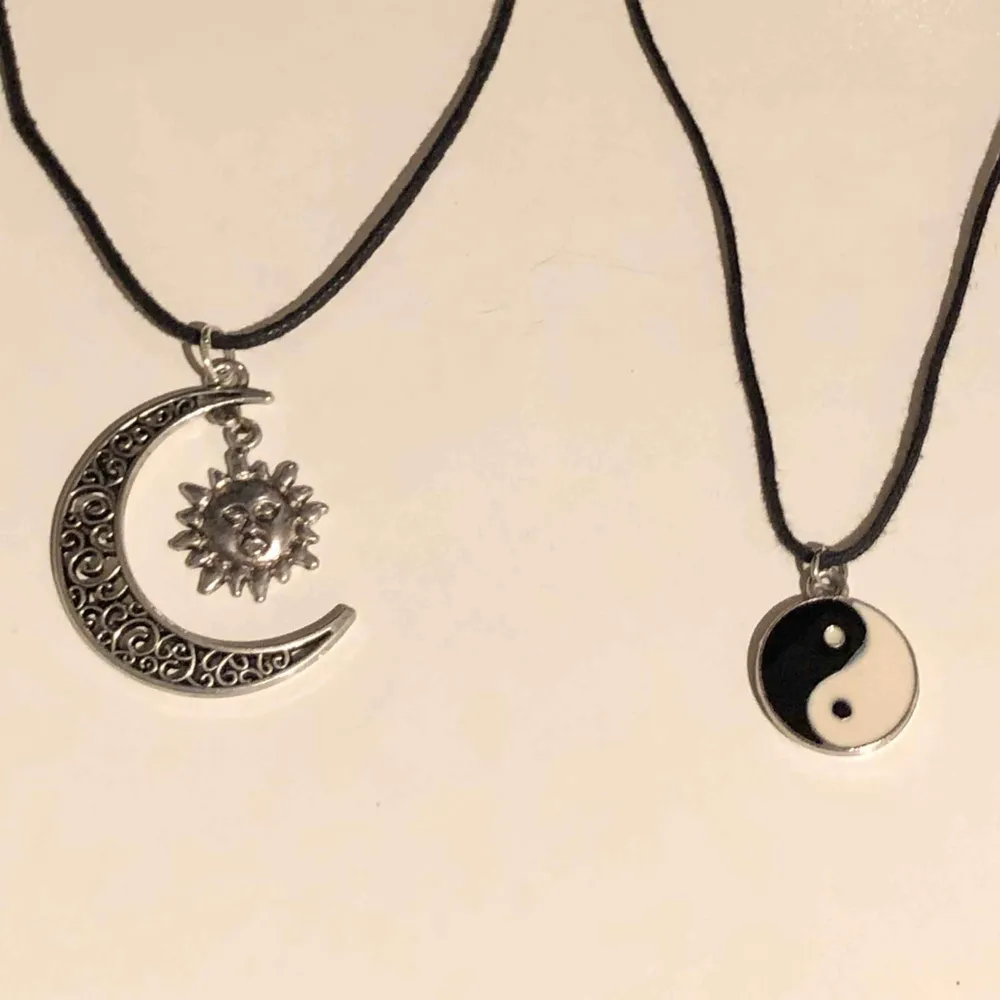 Halsband med olika motiv. Ena med en sol och en måne, andra med yin och yang! 50kr+frakt eller båda för 80kr . Accessoarer.