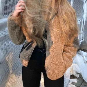  - Teddy jacka från H&M, använd fåtal gånger. Köparen står för frakt :)