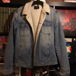  - Fodrad jeansjacka från Wesc i storlek M, köparen står för frakt på cirka 80kr 🙏