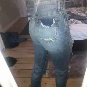 Häftiga jeans från bikbok, storlek XS. Sitter jättefint på! 250 inkl frakten😊