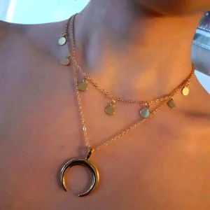 Dubbelt månhalsband - 2radigt guldigt halsband/choker. Material: Alloy, Märke: SimplicityForever. 